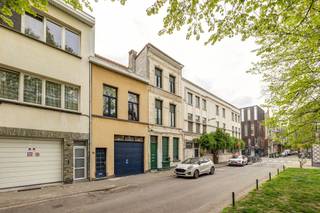 <p>Deze <strong>leuke en instapklare duplexwoning</strong> is gelegen in het gegeerde <strong>Oud‑Berchem</strong>, op wandelafstand van station Berchem, winkels, horeca en het openbaar vervoer. Een ideale combinatie van stadsleven en comfortabel wonen.</p><p><br /></p><p>De woning werd recent opgefrist en voldoet aan de hedendaagse woonnormen. Zo werden zowel de <strong>keuken als de badkamer volledig vernieuwd in 2023</strong>, is de <strong>elektrische installatie conform</strong> en werd een <strong>nieuwe verwarmingsketel geplaatst in 2025</strong>. Dankzij het <strong>EPC‑label C</strong> geniet je van een energiezuinige woning zonder renovatieverplichting.</p><p><br /></p><p><strong>Indeling</strong></p><p>Je komt binnen via de privatieve inkomhal, die overgaat in een traphal. Verder vind je de <strong>lichtrijke woonkamer</strong>, aansluitend de <strong>moderne keuken</strong> en de badkamer.</p><p><br /></p><p>Via de trap bereik je de bovenverdieping met een nachthal en <strong>twee slaapkamers</strong>.</p><p>Deze duplex is perfect voor starters, jonge koppels of investeerders die op zoek zijn naar een zorgeloos en goed gelegen pand.</p><p><br /></p><p><strong>Troeven</strong></p><ul><li>Gelegen in Oud‑Berchem</li><li>Vlakbij station Berchem, winkels en voorzieningen</li><li>Keuken &amp; badkamer vernieuwd in 2023</li><li>Nieuwe ketel (2025)</li><li>EPC C</li><li>Elektrische installatie conform &amp; volledig vernieuwd</li><li>Geen gemeenschappelijke kosten</li><li>Instapklaar</li><li>Privatieve inkomhal dat enkel toegang geeft tot het appartement</li></ul>
