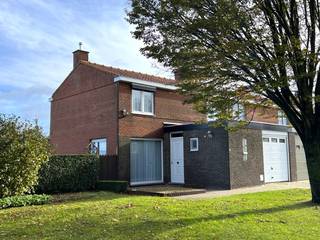 omvattende een inkomhal met vestiaire en apart toilet, gezellige living, volledig ingerichte ruime moderne keuken, veranda, grote garage,...