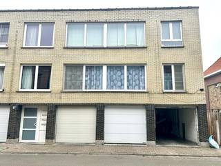 Ontdek dit charmante appartement op de eerste verdieping, ideaal gelegen in Aalst op korte afstand van OLV-ziekenhuis , het openbaar vervoer, zwembad, winkels en scholen . Perfect voor wie comfortabel wil wonen met alle voorzieningen binnen handbereik. Het appartement bestaat uit ruime living met aparte keuken, badkamer, 2 slaapkamers en berging. Dankzij de grote raampartijen en gunstige oriëntatie geniet je de hele dag van overvloedig natuurlijk licht, wat zorgt voor een aangename woonbeleving. Als extra troef zijn er geen syndicuskosten , en is de ruime garage en tuintje op het gelijkvloers inbegrepen in de verkoopprijs!!  Dit appartement is perfect als eerste woonst of duurzame investering. Vraag NU vrijblijvend een bezoek aan!