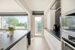 Dit recent en volledig gerenoveerd appartement te koop in Burcht biedt een zorgeloze en comfortabele woonervaring. Gelegen in het centrum van Burcht combineert dit vastgoed een moderne afwerking met een uiterst centrale ligging. Dankzij de grondige renovatie is het pand volledig instapklaar en direct te betrekken.<br /><br />De uitstekende bereikbaarheid is een van de grootste troeven. Scholen, winkels en het openbaar vervoer bevinden zich op in een straal van 1 km van het appartement. Wie wenst te investeren of een eigen woning wil kopen in Burcht, geniet hier van een uitstekende ligging met een vlotte verbinding naar de belangrijkste invalswegen.<br /><br />Indeling van het appartement op de vierde verdieping (met lift):<br /><br />- Inkomhal met praktische ingemaakte kast<br />- Woonkamer met stijlvolle kasten op maat<br />- Moderne open keuken<br />- Aangenaam terras<br />- Recente badkamer<br />- Ruime slaapkamer<br />- Afzonderlijk toilet<br />- Private kelderberging<br /><br />Bent u op zoek naar een gerenoveerd en instapklaar appartement in Burcht? Neem gerust contact op voor aanvullende informatie of een bezoek ter plaatse via Dewaele.com<br /><br />Bestuursmaatregelen in het maatregelenregister: nee