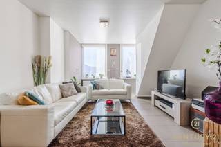 <p>Deze zéér verzorgde halfopen bebouwing is rustig gelegen en geniet van een uitstekende bereikbaarheid.<br />Het centrum van Arendonk, (Oud-)Turnhout, Nederland, winkels, scholen en openbaar vervoer bevinden zich op korte afstand. De E34 is vlot bereikbaar en het nabijgelegen sportpark ligt op wandelafstand, een ideale combinatie van rust en comfort.</p>
<p><strong>Omschrijving</strong></p>
<p>Bij aankomst word je verwelkomd door een uitzonderlijke parkeergelegenheid met 3 private autostaanplaatsen.Deze tuin vormt een echte meerwaarde en biedt een kleine en grote tuinberging, een zonnig gazon van ca. 50 m² en een houten terras, perfect voor gezellig tafelen of ontspannen momenten in alle privacy.</p>
<p>De kleinste tuinhuis is voor kleine zaken te stockeren en de grote tuinhuis heeft een grote werktafel, verlichting en veel ruimte.</p>
<p>Via de zij-ingang betreed je de woning in de open keuken met kookeiland, afgewerkt met kwalitatieve materialen en voorzien van talrijke opbergkasten.<br />Aansluitend bevindt zich een praktische berging, ideaal als vestiaire of extra opslagruimte voor koelkast of diepvries.</p>
<p><strong>Gelijkvloers</strong></p>
<p>Het gelijkvloers omvat een betegelde badkamer met inloopdouche, wastafelmeubel, opbergkasten, toilet en ruimte voor was- en droogkast.</p>
<p>De open keuken vloeit harmonieus over in de gezellige leefruimte, met voldoende plaats voor een ruime eethoek en een comfortabele zithoek. De voorgevelramen zijn uitgerust met elektrisch bedienbare rolluiken, wat bijdraagt aan extra comfort en privacy.</p>
<p><strong>Eerste verdieping</strong></p>
<p>Op de eerste verdieping bevinden zich twee volwaardige slaapkamers, beide voorzien van rolluiken en een aangename lichtinval.</p>
<p><strong>Tweede verdieping</strong></p>
<p>De ruime zolderverdieping is volledig ingericht en kan perfect dienstdoen als derde slaapkamer, speelkamer of polyvalente ruimte. Dankzij de ingebouwde kasten langs beide zijden wordt de beschikbare ruimte optimaal benut. Via een uittrekbare trap is er toegang tot het dak.</p>
