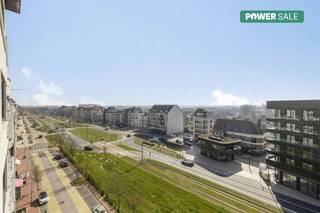 À distance de marche de la place des Héros, nous trouvons cet appartement rénové à vendre. L'appartement dispose d'une chambre spacieuse avec une élégante salle de bains privative, finie avec des matériaux de haute qualité et intemporels. La rénovation a été réalisée dans le souci du détail et du confort, de sorte que l'appartement est prêt à emménager et dégage immédiatement une sensation de luxe et de tranquillité.Outre le confort de vie agréable, cette propriété offre également une opportunité d'investissement intéressante. L'emplacement et la disposition rendent l'appartement idéal pour les locations de vacances, ce qui le rend attrayant à la fois pour un usage privé et pour ceux qui recherchent une résidence secondaire rentable en bord de mer. Enfin, il y a aussi un cabanon privé au sous-sol. Vous recherchez un bien immobilier à Knokke-Heist ? Vous souhaitez plus d'informations ou une visite ? Veuillez contacter le gestionnaire de fichiers Arne Vandierendonck au 0493 25 35 85 ou à arne.vandierendonck@dewaele.comLe bien est proposé selon la formule Power-sale. Du 20/06/2026 10:00 au 18/07/2026 16:00, vous pouvez visiter le bien sur rendez-vous et faire une offre. Le prix affiché est un prix indicatif. Pour plus d'informations, veuillez contacter le responsable du dossier.