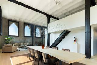 <p><strong><span>Exclusieve loft op Kanaalsite van Axel Vervoordt in Wijnegem </span></strong></p>
<p>Op zoek naar een bijzondere woonplek waar karakter, comfort, luxe en locatie naadloos samenkomen? Dan zal deze unieke loft in de prestigieuze Kanaalsite van Axel Vervoordt in Wijnegem u ongetwijfeld aanspreken.</p>
<p>De loft is verdeeld over twee verdiepingen en biedt een praktische indeling met een open leefruimte met indrukwekkende plafondhoogte en een heerlijk terras. De op maat gemaakte keuken is hypergeïnstalleerd met o.a. Gaggenau toestellen en een tepanyaki plaat en een quooker kraan.<br /><br />Grote raampartijen zorgen voor een overvloed aan natuurlijk licht en zetten de authentieke industriële elementen extra in de verf. Denk aan ruw beton, metalen details en een gevoel van openheid dat zelden nog te vinden is.<br /><br />Vandaag is deze magnifieke loft ingericht als een éénslaapkamer appartement met één badkamer, alle voorzieningen zitten klaar om de mezzanine verdieping in te richten als een tweede master met ensuite badkamer.</p>
<p>Deze locatie aan het Albertkanaal biedt een rustige en inspirerende woonomgeving, op een boogscheut van groen, fietsverbindingen en charmante buurten. U woont hier discreet en toch met vlotte bereikbaarheid richting stad en omliggende gemeenten.</p>
<p>Garagebox aan te kopen aan €75.000</p>
<p>2 autostaanplaatsen aan te kopen aan €25.000/plaats.</p>
<p>Een loft als deze komt zelden op de markt. Ideaal voor wie houdt van stijlvol wonen met een verhaal. Interesse?</p>
<p>Neem contact op met LISTED +32 3 283 51 51</p>