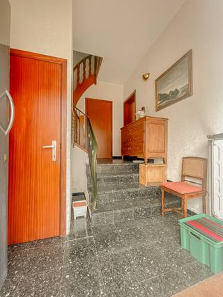In de Gaston Eyskenslaan in Kessel-Lo, op een absolute toplocatie, presenteren we deze te renoveren bel-etagewoning op een perceel van 198 m² met een bewoonbare oppervlakte van 139 m². De woning biedt een bijzonder sterk potentieel voor wie op zoek is naar een project op een gegeerde locatie.<br />Op niveau -1 bevinden zich de kelder en de inpandige garage, ideaal voor stockage, hobbyruimte of praktische toegang tot de woning. Op niveau 1 treft u de leefruimte en keuken, met een aangename lichtinval en een logische indeling die uitnodigt tot een moderne herinrichting. <br />Op niveau 2 bevinden zich de drie slaapkamers en de badkamer, perfect als basis voor een comfortabele gezinsindeling.<br />De zolder biedt bovendien uitbreidingsmogelijkheden, waardoor een extra kamer of polyvalente ruimte eenvoudig kan worden gecreëerd. Met een EPB-score D en geen renovatieplicht vormt dit pand een echte opportuniteit: volledig te moderniseren naar eigen smaak, maar met een uitstekende structuur en ligging als fundament.<br />Een ideale kans voor wie een woning zoekt met potentieel, karakter en een toplocatie in Kessel-Lo. info@covas.be // 016 40 60 20 // www.covas.be