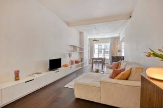 <strong>Energiezuinig en instapklaar appartement in de gegeerde Markgravewijk.<br /><br /></strong><strong>Indeling: <br /></strong>Men komt meteen binnen in de centraal gelegen inkomhal met vestiaire. De hal verleent toegang tot alle ruimtes van het appartement.<br />Vooraan, de gezellige leefruimte met grote raampartijen en een volledig geïnstalleerde open keuken. <br />Centraal, de masterbedroom en achteraan, de tweede slaapkamer met eigen badkamer, momenteel gebruikt als dressing. <br /><br /><strong>Bijzonderheden:<br /></strong><strong>EPC </strong>label <strong>B.<br /></strong><strong>Conforme elektrische installatie</strong>. <br />Gas en elektriciteit lopen via aparte meters, water wordt gedeeld. <br /><strong>Lage maandelijkse kosten</strong> van slechts €50,- per maand. Hoofdzakelijk voor het reservekapitaal (voor onderhoud/vervanging van de septische put op het gelijkvloers). <br />In de gemeenschappelijke gang is plaats voor<strong> één fiets</strong> per appartement.<br /><br /><strong>Ligging:<br /></strong>Uitstekend gelegen in een rustige éénrichtingsstraat, vlakbij de Markgravelei. Op wandelafstand van gezellige koffiebars, restaurants en parken.