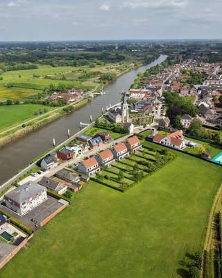<ul>
	<li>Rustige ligging</li>
	<li>Ruime percelen</li>
	<li>3 slaapkamers en inrichtbare zolderruimte</li>
	<li>Energiezuinige woningen (BEN)</li>
</ul>
<br />OMGEVING<br />Dit nieuwbouwproject omvat 8 moderne halfopen woningen, gelegen op een rustige locatie waar groen, bereikbaarheid en wooncomfort harmonieus samenkomen. Dankzij de nabijheid van het Scheldepad geniet u van prachtige wandel- en fietsmogelijkheden in een groene omgeving, terwijl winkels, scholen, openbaar vervoer en belangrijke verbindingswegen vlot bereikbaar blijven.<br /><br />INDELING<br />De woningen beschikken over een bewoonbare oppervlakte van ca. 140 m² tot 160 m² en werden ontworpen met bijzondere aandacht voor licht, ruimte en functionaliteit.<br />Op het gelijkvloers bevindt zich een ruime leefruimte met open keuken, waar grote raampartijen zorgen voor een aangename connectie met de tuin en een maximale lichtinval.<br />De eerste verdieping omvat drie volwaardige slaapkamers, een comfortabele badkamer en een apart toilet.<br /><br />Via de vaste trap bereikt u de zolderverdieping, die tal van mogelijkheden biedt. Deze ruimte kan perfect worden ingericht als extra slaapkamer, hobbykamer, bureau of polyvalente ruimte, volledig afgestemd op uw woonbehoeften.<br /><br />E-PEIL<br />De woningen worden gerealiseerd volgens de hedendaagse energie- en comfortnormen. Door de toepassing van duurzame bouwmaterialen, hoogwaardige isolatie en energiezuinige technieken geniet u van een aangenaam wooncomfort en een beperkt energieverbruik. Het uiteindelijke E-peil wordt gerealiseerd conform de geldende EPB-regelgeving.<br /><br />Benieuwd om deze woningen verder te ontdekken? Bel ons op 09 394 67 95 of stuur een mailtje naar info@potrell.be voor een afspraak!<br /><br />WONING OP MAAT | JOUW WONING, JOUW STIJL<br />Maak van deze woning jouw droomhuis op maat! Voeg je eigen smaak en persoonlijkheid toe en kies zelf de keuken, vloer en badkamer van jouw instapklare woning. Een eigen stek op maat van jouw wensen en stijl. Jij kiest, Potrell voert uit. Zo makkelijk is het!<br /><br />Prijzen zijn exclusief kosten.