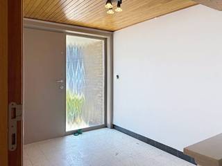Ben je op zoek naar een praktische en verzorgde woning op een rustige locatie? Deze woning biedt een perfecte combinatie van comfort en opbergruimte!<br /><br />INDELING:<br />GLV:<br />- inkomhal <br />- berging<br />- ruime garage <br />- tuin<br /><br />1ste V:<br />- keuken<br />- lichtrijke woonkamer <br />- badkamer <br /><br />2de V:<br />- slaapkamer 1<br />- slaapkamer 2<br />- slaapkamer 3<br /><br />ALGEMEEN:<br />- gunstig EPC<br />- rustige wijk <br />- hartje Waregem <br /><br />De snelste manier om een bezoek te brengen aan deze woning? Vraag je bezoek aan via de rode knop op onze website (www.dewaele.com) en je wordt gecontacteerd door onze makelaar. Telefonisch kunnen er geen afspraken gemaakt worden. Bij andere vragen kun je ons telefonisch contacteren via 056 605 605.<br />