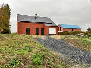Verder af te werken nieuwbouwwoning met prachtige verzichten, bestaande uit een inkom, lichtrijke woonkamer met open keuken, slaapkamer met...