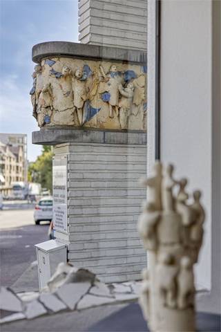 In het centrum van Tongeren, aan de binnenkant van de ring, vinden we dit uitzonderlijk ruime en sterk gebouwde herenhuis in art-decostijl. Het pand, een realisatie van stadsarchitect Jean Willemaers, dateert uit 1938 en is momenteel al meer dan 30 jaar in gebruik als kunstgalerij en atelier.<br /><br />Gelegen op een perceel van 3a12ca biedt deze prachtige eigendom uitzonderlijk veel ruimte en mogelijkheden. Alle kamers zijn groot en praktisch ingedeeld, zonder verloren ruimtes of schuine wanden. Zowel op het gelijkvloers als op de verdiepingen zijn de kamers voorzien van voldoende lichtinval dankzij grote raampartijen en inbouwspotverlichting. <br /><br />Gezien de bestemming en het ruime karakter, zijn er diverse invullingen mogelijk: van commerciële activiteit tot een stijlvolle woon-werkcombinatie.<br /><br />Bovendien beschikt de woning over een prachtige tuin met een mooi aangelegd, zon-georiënteerd terras: een absolute meerwaarde voor elke bestemming! De tuin is bereikbaar via de Vermeulenstraat, wat voor extra comfort zorgt. De woning is volledig onderkelderd, wat resulteert in nog meer (opslag)ruimte. <br /><br />Momenteel zijn er geen keuken en badkamer aanwezig, wat u als koper de vrijheid geeft om het interieur volledig naar eigen smaak en noden in te richten.<br /><br />Volgende unieke eigenschappen typeren de woning:<br /> • verdiepte voegen en witgeschilderde gevel<br /> • dieper gelegen voordeur met ingebouwd keramisch ornament, vervaardigd door de kunstenares zelf<br /> • volle leuning en lambrisering vervaardigd uit Congolees Limba-hout over de gehele lengte van de trap<br /><br />Dit pand is een unieke kans voor wie op zoek is naar een karaktervol en multifunctioneel gebouw in het hart van Tongeren, met een uitzonderlijke oppervlakte en rijke architecturale waarde. <br />Voor meer informatie of een bezichtiging ter plaatse kan u terecht op onze website www.confideo-immo.be of telefonisch op het nummer 012 23 23 11.<br />