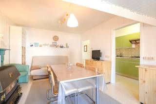 Dit charmante en karaktervolle appartement in het hart van Blankenberge is de perfecte uitvalsbasis voor wie wil genieten van de zee en de sfeer van de kust. Gelegen in een kleinschalig gebouw zonder syndicus, biedt het een unieke combinatie van rust, lage kosten en een prachtig uitzicht op de dijk en de pier. Vanuit de woonkamer geniet u van het mooie uitzicht, wat dit appartement ideaal maakt als vakantieverblijf of investering aan de Belgische kust.<br /><br />Het appartement, gebouwd in 1930, heeft een bewoonbare oppervlakte van 54 m² en is volledig instapklaar. Het appartement is ingedeeld met een ruime woonkamer met aangrenzende keuken. Vervolgens is er een badkamer aanwezig met douche, lavabo en toilet. De slaapkamer is ruim en beschikt over ingemaakte kasten en een luik naar de zolder, wat extra opbergruimte biedt. Verder is er een gemeenschappelijke kelderberging voor extra opslag.<br /><br />Er is tevens een offerte beschikbaar is voor het plaatsen van twee warmtepompen met een buitenunit. Deze aanpassing zou zorgen voor een aanzienlijke verbetering van de energieprestatie en een sprong in het EPC naar label D, waardoor de renovatieplicht vervalt. Bovendien is er ook een EPC-simulatie aanwezig die dit verder kan aantonen. <br /><br />Dankzij de centrale ligging bevindt u zich op wandelafstand van de Zeedijk, het strand, winkels en gezellige horecazaken. Of u nu op zoek bent naar een tweede verblijf, een investering of een compacte woonst aan zee, dit appartement biedt alle troeven. Laat u verleiden door de charme van dit unieke pand en plan snel een bezoek!<br /><br />EPC 412 kWh/m² - Label E