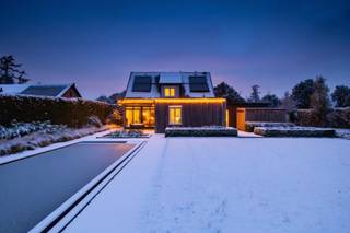 Deze karaktervolle woning is rustig gelegen op een prachtig perceel van ongeveer 1 hectare en biedt tal van troeven voor wie op zoek is naar...