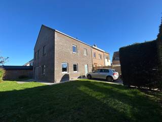 Deze verzorgde woning in Asse combineert een praktische indeling met veel licht en een stijlvol, eigentijds afwerkingsniveau. Went u een bezoek?...