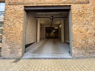 <ul>
	<li>Parkeerplaats in nieuwbouwresidentie Omnia;</li>
	<li>Zeer iconisch gebouw;</li>
	<li>De meest centrale locatie van Middelkerke (schuin tegenover het Epernayplein met nieuwe casino);</li>
	<li>Makkelijke inrijbaar;</li>
	<li>5,05 m x 2,62 m;</li>
	<li>Gelijkvloerse verdieping. </li>
</ul>