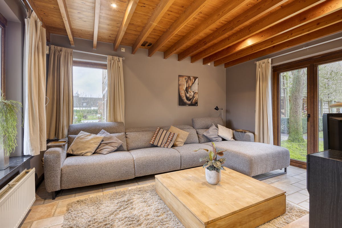 Découvrez cette villa unique avec étang de baignade sur un terrain de 4012 m² - photo 3