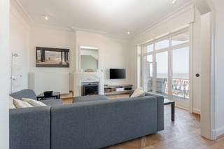 Dit uitzonderlijke appartement van 190 m² bevindt zich op de tweede verdieping van het beschermde monument Palais du Comte Jean op de Zeedijk...