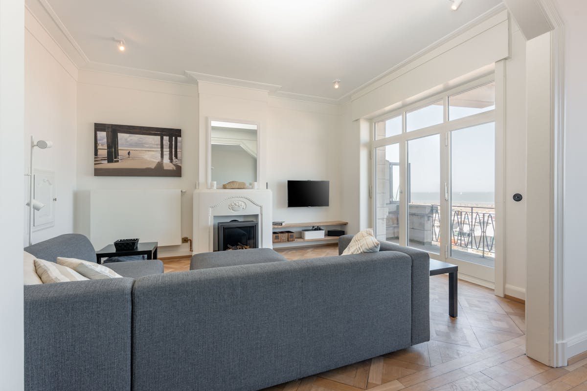 Unique, historic and spacious apartment for sale on the seafront - photo 2