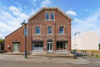 Contact : Maxime Van den Abbeele - 0494/05.23.55 - maxime.v@weinvest.be Vos agences We Invest Charleroi et En Fagne vous proposent une propriété peu commune à Momignies : 434 m² habitables sur un terrain de 783 m², rare tant par ses volumes que par son histoire. Le bâtiment a en effet connu une activité commerciale par le passé, comme en témoignent ses deux anciens espaces de bar de 88 et 49 m², aujourd'hui vides et prêts à accueillir un nouveau projet. Actuellement divisée en 3 logements, la propriété conserve une grande souplesse d'usage : rien n'empêche de garder cette configuration, de tout réunir en une habitation unique, ou d'imaginer une formule associant logement et activité professionnelle. Les volumes s'y prêtent particulièrement bien. À l'extérieur, la propriété dispose de trois garages ainsi que d'un jardin orienté Sud. Le bien nécessite des travaux de rafraîchissement, un aspect déjà intégré dans son positionnement de prix. C'est justement ce qui en fait une opportunité rare : peu de biens dans la région offrent une telle surface et une telle liberté de conception. PEB : F — 431 kWh/m²/an — 20260626033665 Faire offre à partir de 247.000€ Envie d'en savoir plus ou d'organiser une visite ? N'hésitez pas à nous contacter, on se fera un plaisir de vous en dire davantage !