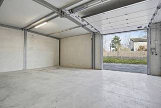 Deze nieuwbouw loods van 72m² is gelegen in het centrum van Houthulst.Aparte teller voor elektriciteit aanwezig. Regenwaterput per loods...