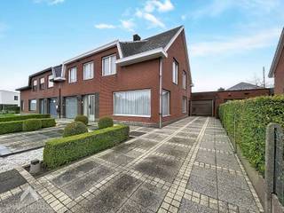 Ruime halfopen woning met veel potentieel, ideaal voor wie ruimte zoekt en de woning graag naar eigen smaak wil opfrissen. Via de inkomhal...