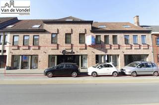 Ruim (450m²) en strategisch gelegen handelspand op commerciële ligging te Erembodegem centrum (Hogeweg). Op deze strategische ligging vinden we...