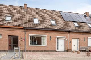 Deze charmante gesloten bebouwing is gelegen in een rustige straat net buiten het centrum van Sint-Truiden, op wandelafstand van winkels, scholen...