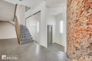 Dit modern, industrieel afgewerkte appartement met twee slaapkamers combineert strak design met comfortabel wonen. Volledig vernieuwd in 2018 en...