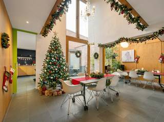 Dit prachtig gerenoveerde herenhuis weet het beste van twee werelden te verenigen: de authentieke charme van weleer, het hedendaags comfort van vandaag en hoogstaande ambachtelijkheid en architectuur. Het resultaat is een karaktervolle woning waar elke ruimte tegelijk warm aanvoelt én functioneel is ingericht.<br />Indeling:<br />Bij binnenkomst word je verwelkomd in een sfeervolle inkomhal die met veel zorg en respect voor het oorspronkelijke karakter werd gerestaureerd. Van hieruit bereik je de multifunctionele eetkamer/atelierruimte: op maat afgewerkt met ingemaakte kasten en een opvallende berkenhouten wand met subtiele koperen accenten. Een perfecte plek om creativiteit te laten stromen, of om jouw mooiste objecten stijlvol uit te stallen. Dankzij de schuifdeuren en moduleerbare wanden deel je deze ruimtes volledig naar wens in.<br />De eetkamer/atelierruimte is rechtstreeks verbonden met de afgewerkte garage. Deze kan uiteraard dienen als klassieke garage, tentoonstellingsruimte of opslagplaats, maar leent zich net zo goed tot een uitbreiding van je atelier- of werkruimte.<br />De authentieke leefruimte, die uitgeeft op de eetkamer, ademt warmte en gezelligheid dankzij de functionele open haard. De ideale plek om tot rust te komen na een drukke dag.<br />De volledig uitgeruste keuken biedt al het hedendaags comfort en kijkt uit op een onderhoudsvriendelijke patio: een stille stadsoase met een bijzonder mooi zicht op de Heilig Hartkerk. Hier vind je bovendien een praktische buitenberging.<br />Op de eerste verdieping kom je via een handige overloop met ingemaakte kasten in de badkamer, waar achter schuifdeuren ook plaats voorzien is voor een wasmachine en droogkast. Verder bevinden zich op deze verdieping de masterbedroom en een extra bureau- of slaapkamer, beide uitgerust met ingemaakte kasten. Een bijkomende werkruimte met grote glaspartijen biedt een prachtig doorkijkje naar het hart van de woning.<br />De tweede verdieping telt nog twee slaapkamers, waarvan één met een charmante mezzanine, aangevuld met een douchekamer en een eigen sauna. Ideaal om een ontspannend moment in te bouwen zonder je huis te verlaten.<br />Kortom, dit herenhuis bruist van karakter en comfort. Authentieke charme, slimme indelingen en een patio die je meteen doet wegdromen. Een huis met een ziel.<br /><br /><br />Buitengewone kenmerken:<br />* Perfect te gebruiken voor gemengd gebruik (kantoor/woning)<br />* woning van de hand van de Turnhoutse architect Jos Verschoren - vooral bekend om zijn ontwerpen in art nouveau-stijl. Met stijl en inzicht gerenoveerd door BLEND architecten.<br />* EPC: label B! Zonneboiler aanwezig, dak vernieuwd in 2002, grondige renovatie woning in 2011-2012<br />* Regenwaterput van 10.000 liter aangesloten op toilet beneden en kraantje buiten. <br />* Zonnewering aan de binnenzijde aanwezig in de badkamer en de eetkamer<br />* Neoclassicistische woning opgenomen in de Vlaamse inventaris bouwkundig erfgoed <br />* Trappenhal en inkomhal zijn gecreëerd door experten van de Brusselse School op basis van speciale marmertechnieken alsook hout-marmer- en steenimitatietechnieken. Recent minitieus gerestaureerd door meester-restaurateurs<br />* Rustige locatie in het midden van de stad, gelegen in een woonerf.