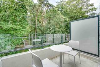 <p>Dit vakantieappartement met 2 slaapkamers in Houthalen-Helchteren biedt een interessante combinatie van eigen gebruik en investeringspotentieel. Gelegen op het populaire Park Hengelhoef geniet je van een kindvriendelijke omgeving met tal van faciliteiten, waaronder een buitenzwembad, speelplein en groene ontspanningszones. De ligging nabij natuurgebieden zoals Tenhaagdoornheide, De Teut en De Maten maakt dit appartement bijzonder aantrekkelijk voor liefhebbers van wandelen en fietsen. Het appartement werd gebouwd in 2017 en is instapklaar ingericht voor maximaal 5 personen. Op de benedenverdieping bevindt zich een gezellige leefruimte met eethoek, sofa en flatscreen, die naadloos overgaat in een volledig geïnstalleerde open keuken. De badkamer is uitgerust met een douche en toilet. Verder zijn er twee slaapkamers, waarvan één met een dubbel bed en één met een praktisch stapelbed voor drie personen. Dankzij de twee terrassen geniet je optimaal van het buitenleven en de rustige omgeving. Extra comfort wordt geboden door de aanwezigheid van airco. Op het domein zijn er bovendien gratis parkeermogelijkheden en een fietsenstalling voorzien. Als eigenaar van dit vakantieappartement heb je de keuze tussen flexibel eigen gebruik in combinatie met verhuur, of een maximale verhuurformule waarbij alles voor jou wordt beheerd. Holiday Suites staat in voor de boekingen, het onderhoud en de praktische opvolging, waardoor je kan rekenen op een zorgeloze investering. Deze formule laat je bovendien toe om jaarlijks zelf gebruik te maken van het appartement of te kiezen voor een verblijf op een andere locatie binnen het netwerk. Dit vakantieappartement in Houthalen-Helchteren is ideaal voor wie op zoek is naar een instapklare investering met rendement in een groene en toeristische omgeving. Neem contact op om de mogelijkheden en het potentieel van dit pand te ontdekken.</p>