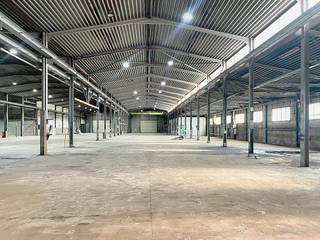 Ce spacieux bâtiment commercial à louer dispose d'entrepôts, de bureaux et d'un espace extérieur spacieux offrant une grande marge de manœuvre.<br />Le site est situé dans une zone industrielle à un emplacement privilégié à Melle, à proximité de la R4 et de la Brusselsesteenweg, garantissant ainsi une accessibilité extrêmement facile.<br /><br />Surfaces :<br />- Terrain : env. 7 500 m²<br />- Entrepôts : environ 3 553 m²<br />- Bureaux : 323 m²<br /><br />Spécifications :<br />- 7 ports, dont 4 portes sectionnelles<br />- 2 ponts roulants<br />- Espace extérieur spacieux avec options de chargement et de déchargement, espace de manœuvre et nombreuses places de parking<br />- Hauteur de la crête : 8 mètres<br />- Hauteur libre : 7 mètres<br />- Cabine électrique<br />- Système de badges<br />- Éclairage LED<br /><br />Ces entrepôts avec bureaux à louer à Melle vous intéressent ? Demandez plus d'informations ou réservez une visite au 09 245 35 35 ou à business.gent@dewaele.com.