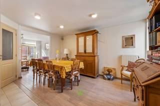 In het centrum van Brugge bevindt zich deze vergunde opbrengsteigendom bestaande uit 2 appartementen. Dankzij de lopende verhuur van het bovenliggend appartement en de stadstuin als verlengstuk van het gelijkvloers appartement, vormt dit pand een interessante opportuniteit.<br /><br />Het gelijkvloers appartement beschikt over een benutbare oppervlakte van ca. 45 m² en omvat een leefruimte met open keuken, een slaapkamer met badkamer (voorzien van douche, lavabo, toilet en aansluiting voor wasmachine).<br /><br />Het bovenliggend appartement strekt zich uit over twee verdiepingen en heeft een benutbare oppervlakte van ca. 92 m². Het beschikt over een heldere leef- en eetruimte en een volledig ingerichte keuken. Op de bovenliggende verdieping bevinden zich een slaapkamer, badkamer en bergruimte. Via een vaste trap is bovendien een extra nivo bereikbaar dat kan worden ingericht als bureau, hobbyruimte of bijkomende berging. Dit appartement is verhuurd, wat meteen zorgt voor een stabiele huuropbrengst.<br /><br />De vergunde indeling met 2 woonentiteiten maakt van dit pand een aantrekkelijke opbrengsteigendom. Ook voor eigen bewoning biedt dit interessante mogelijkheden: u kan het gelijkvloers-appartement bewonen terwijl de huurinkomsten van het bovenliggend appartement bijdragen aan de afbetaling van uw investering.<br /><br />Er zijn geen maatregelen gevonden volgens onze opvraging bij het Maatregelenregister. <br /><br />Heeft u interesse?<br />Neem contact met Katrien 0477 46 53 11 of katrien@waeyler.be.