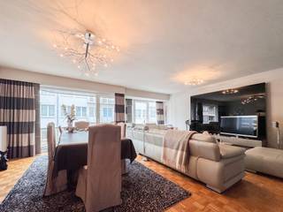 Dit ruim en breedt appartement is gelegen aan de Bayauxlaan, op de hoek met de Lippenslaan, midden in het levendige hart van Knokke. Dankzij...