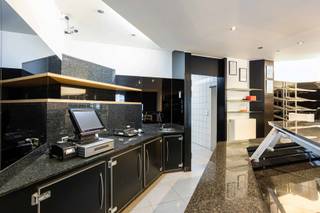 <p><strong>À vendre pour raisons de santé – Wielendaalstraat 67, 9660 Brakel</strong></p>
<p>Cette boulangerie entièrement opérationnelle avec atelier de production comprend, au rez-de-chaussée, notamment :</p>
<ul>
<li>un magasin entièrement aménagé avec comptoirs réfrigérés ;</li>
<li>un atelier de production attenant avec chambres froides et de congélation ;</li>
<li>un local équipé d’un four de boulangerie ;</li>
<li>un espace séparé avec cuisinière au gaz, hotte d’extraction, lave-vaisselle, etc. ;</li>
<li>une cuisine équipée, idéale pour le personnel.</li>
</ul>
<p>Par une entrée indépendante, vous accédez au logement situé aux premier et deuxième étages.</p>
<p>Celui-ci se compose d’un vaste espace de vie ouvert et lumineux avec une cuisine entièrement équipée, offrant tout le confort moderne.<br />Les grandes baies vitrées coulissantes donnent un accès direct à une spacieuse terrasse aménagée, orientée sud-ouest.<br />Les étages supérieurs comprennent notamment quatre grandes chambres ainsi qu’une salle de bains entièrement équipée (double lavabo, douche, baignoire avec module bien-être, etc.).</p>
<p>Le jardin aménagé constitue un atout supplémentaire et fait de cette propriété une excellente opportunité pour toute personne recherchant un commerce prêt à l’emploi (boulangerie) avec une habitation spacieuse et agréable.</p>
<p><strong>Le prix indiqué concerne uniquement le bien immobilier</strong> (hors biens mobiliers, soumis aux droits d’enregistrement).</p>
<p><strong>Atouts supplémentaires :</strong></p>
<ul>
<li>à seulement 250 m d’un vaste parking public gratuit (minimum 80 places) ;</li>
<li>à 200 m de la Grand-Place de Brakel avec de nombreuses places de stationnement (minimum 30 places).</li>
</ul>
<p>En raison de la superficie du bien, nous ne pouvons pas publier toutes les photos. Celles-ci, ainsi que des informations complémentaires, sont disponibles sur demande auprès de <strong>Pieter Cardoen – +32 475 36 12 52</strong>.</p>
<p>Les superficies mentionnées dans cette annonce sont données à titre indicatif et sont non contractuelles.</p>