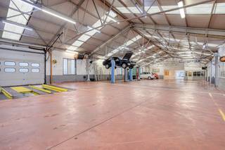 The warehouse is located in Izegem and is easily accessible for various business activities.Specifications:- Area of approximately 607m² with...