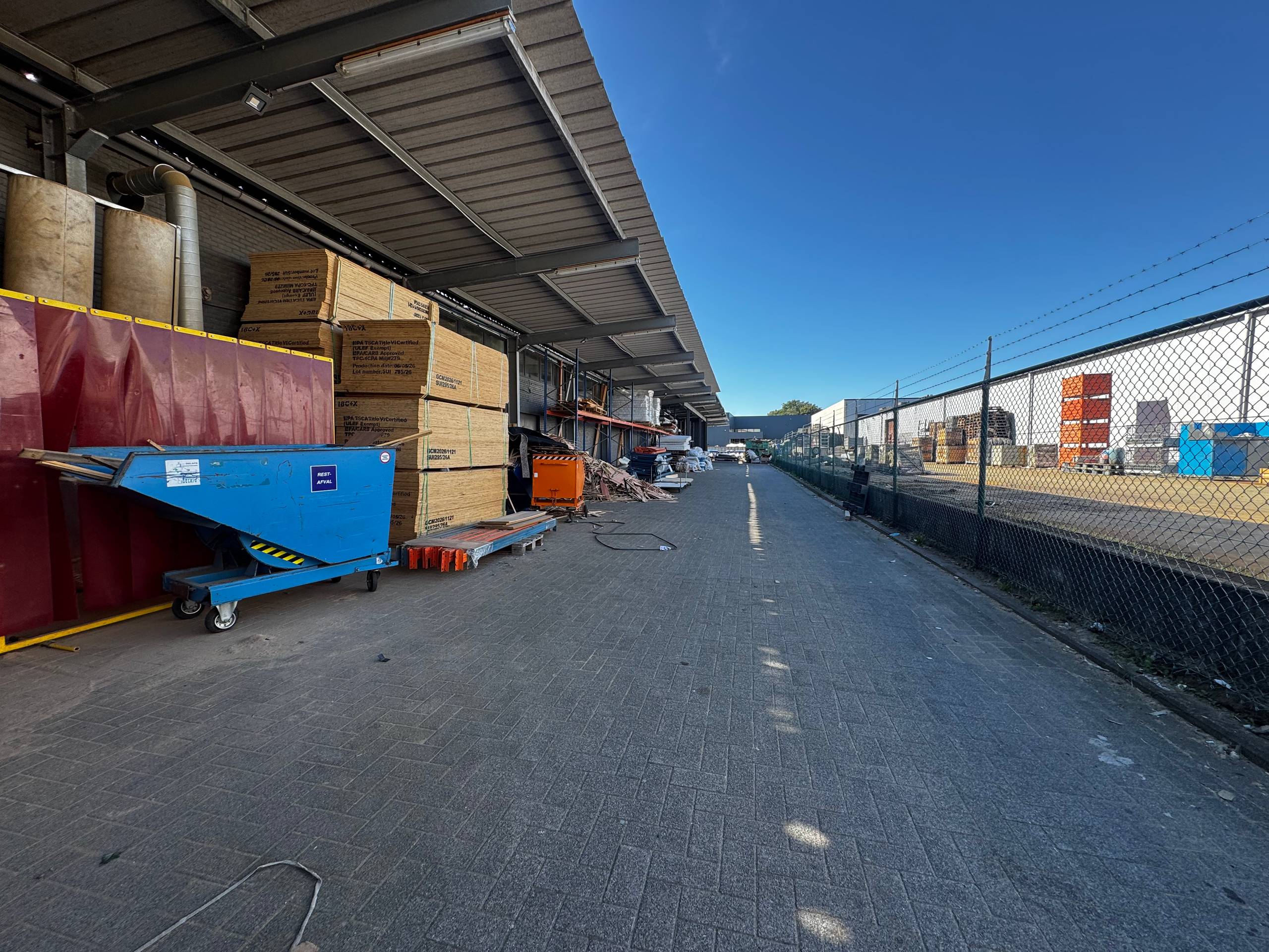 Gunstig gelegen magazijn van 3.860 m² met kantoren nabij de A12 - foto 4