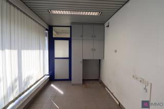 Handelspand gelegen in het centrum van Mariekerke. Momenteel ingericht als kantoorruimte. Het kantoor heeft een gevelbreedte van 12m. In de ruimte...