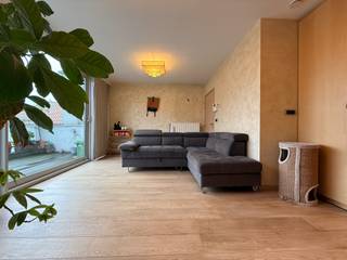 Dit prachtig duplexappartement is gelegen in de Brabantdam, één van de meest prestigieuze straten in het centrum van Gent. Dankzij de uitstekende ligging, vlak bij het Zuid en de Kouter, bevinden alle voorzieningen zich op wandelafstand.<br /><br />Het appartement strekt zich uit over de derde en vierde verdieping van het gebouw. Bij het betreden van het appartement komt u terecht in een lichtrijke leefruimte, waar een groot schuifraam toegang biedt tot het ruime zonneterras aan de achterzijde. Vanop het terras geniet u van een magnifiek uitzicht op het water en de Krook. Op de derde verdieping bevindt zich daarnaast een tussenruimte die de leefruimte met de open keuken verbindt en ideaal kan gebruikt worden als bureau en eetkamer. Verder vindt u hier een apart toilet en een praktische opbergruimte. De open keuken is volledig uitgerust met een gasfornuis en dampkap, microgolfoven, oven en een koelkast met vriesvak. Via de trap in de keuken bereikt u de bovenverdieping, waar zich twee ruime slaapkamers en de badkamer bevinden. De master bedroom is ruim en beschikt over een dressing en een grote raampartij over de volledige lengte van de kamer, wat zorgt voor een overvloed aan natuurlijk licht. De badkamer is uitgerust met een douche, ligbad, toilet en lavabo.<br /><br />Het appartement wordt volledig bemeubeld verhuurd en is beschikbaar vanaf 01/04/2026 via een jaarcontract. EGW is niet inbegrepen in de huurprijs en de gemeenschappelijke kosten bedragen €150/maand. Aarzel niet om een bezoek in te plannen en laat u verrassen door dit unieke appartement!<br /><br />