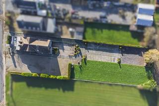 Bedrijfspand met woonst op perceel met commerciële mogelijkheden (ca. 38a)  Op de Rijksweg in Maasmechelen, ter hoogte van nummer 618, kan u perceel...