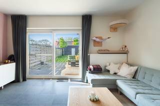 Dit appartement met eigen voordeur, is gelegen nabij de Augustijnslei. Als u het appartement betreedt komt u in de inkomhal met gastentoilet. Aan...