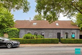 Spacieuse maison moderniste avec 3 (+1) chambres, jardin et carport dans un emplacement de CHOIX ! Cette maison lumineuse et pleine de caractère...