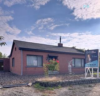 ID7078316: Charmante, vrijstaande woning met 3 slaapkamers en inpandige garage in rustige woonwijk.
Mits opfriswerk snel beschikbaar. Alles beneden, dus interessant voor jong & oud. Voor snelle beslissers!
Tel voor info Yannick Martinet 011/76 76 76 .