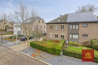 Deze instapklare en solide woning (betonconstructie) bevindt zich in de residentiële Louis Callebautstraat te Nieuwerkerken: een bijzonder rustige ligging, maar toch dicht bij winkels en het centrum van Aalst.Op het gelijkvloers omvat de woning een inkomhal met apart toilet, een lichtrijke woonkamer met gezellige open haard (witte stenen schouw), een ingerichte keuken met eethoek en aansluitende veranda. Op de eerste verdieping bevinden zich drie slaapkamers, een op te frissen badkamer en een tweede, apart toilet. De zolder is bereikbaar via een luik.Er is ruime parkeergelegenheid op de oprit, aangevuld met een garage, een terras en een tuin met een prachtig, open vergezicht.De woning beschikt over centrale verwarming op stookolie en is volledig voorzien van dubbele beglazing.