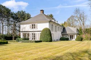Unieke villa met 5 slk en prachtige grond van ca. 19.007 m² te Lier/Koningshooikt.<br /><br />Algemeen:<br />- Riante, kwalitatief gebouwde villa (ca. 647 m²)<br />- Uniek aangelegde en volgroeide parktuin van 19.007 m²<br />- Indien gewenst kan er nog 15.575 m² aanpalende grond (weiland) bij aangekocht worden<br />- Directe nabijheid van scholen, openbaar vervoer, winkels,...<br />- Woning beschikt over aparte vleugel met leefruimte, keuken, slk, badk en toilet<br />- Deels onderkelderd<br />- Privé tennisveld met bijgebouw (voorzien van sanitair, lounge en bar)<br />- Verschillende garages en extra parkeerplaatsen op het perceel<br />- Open haard in leefruimte<br />- Aparte bibliotheek/bureau<br />- Grote zolder dewelke nog mogelijkheden biedt<br />- Renovatieverplichting (EPC label E)<br /><br />Voor de indeling van deze ruime villa kan u op onze website terecht om de grondplannen te bekijken.