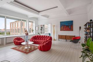 Uniek wonen én werken op de site van spinnerij Leurent<br />Ooit klopte hier het hart van de spinnerij Leurent, gekend als de Groote Fabrieke . Deze woning deed dienst als kantoorgedeelte. Vandaag schrijft ze een heel ander verhaal.<br />Op de eerste verdieping is een prachtig, vergund woongedeelte ontstaan. Via een majestueuze trap ga je naar boven en via de gang stap je binnen in een living met een absoluut wauw-gehalte: grote vensters met maximale lichtinval, adembenemende ruimtes met een bijzonder rustgevend gevoel. Bovendien geniet je van een prachtig zicht op de gerenoveerde spinnerij, een unieke blikvanger die je nergens anders vindt. Elke ruimte in deze woning baadt in het licht.<br />Vanuit de ruime, gezellige keuken wandel je zo naar buiten op het heerlijk zonnige, zuidwestgerichte terras.<br />Voor het nachtelijke comfort zorgen drie slaapkamers en twee badkamers. Dankzij de ruime gangkasten berg je je kledij netjes weg, zonder gedoe. Een praktische berging, ideaal als wasplaats, maakt het plaatje helemaal compleet.<br />Beneden ligt nog een wereld aan mogelijkheden te wachten. Dit gedeelte staat momenteel casco en staat nog ingeschreven of vergund als kantoorruimte, maar het potentieel is enorm: denk aan een praktijkruimte voor een tandarts, huisarts, kinesist, logopedist, apotheek, een kapperszaak of schoonheidsinstituut, een advocaten- of boekhoudkantoor, mogelijkheden genoeg... (af te toetsen bij de dienst omgeving). <br />Links van het gebouw, onderaan het terras, vind je een eigen autostaanplaats. Voor bezoekers is er extra parking voorzien op de site van de spinnerij. <br />Dit gebouw is vrij van gemeenschappelijke kosten.<br />Karakter, geschiedenis én potentieel. Dit beschermd gebouw heeft het allemaal. Benieuwd naar wat het jou te bieden heeft? Bel Patricia van Maison R via 0479 368 349 . Zij laat jou met veel plezier genieten van deze topper!