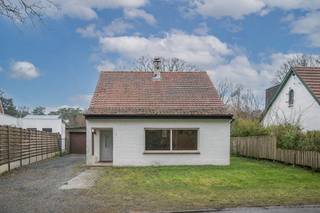 Op een schitterende locatie te Bonheiden bevindt zich deze open bebouwing met 3 slaapkamers en inpandige garage op een perceel van 477 m². U geniet hier van een uitstekende bereikbaarheid richting belangrijke invalswegen en bevindt zich tegelijk vlakbij het centrum van Bonheiden met winkels, eet-en drankgelegenheden, scholen en het openbaar vervoer op wandel- en fietsafstand.<br /><br />We betreden de woning via de inkomhal. De woonkamer geniet van veel lichtinval en kan worden ingericht met een gezellige zithoek. Aangrenzend bevindt zich de ruime eetkamer en de keuken, die voorzien is van de voornaamste toestellen. Vanuit de eetplaats heeft u verder nog toegang tot een bureau die eveneens gebruikt zou kunnen worden als extra slaapkamer. Het gelijkvloers beschikt aan de achterzijde nog over een badkamer met douche, een veranda, een inpandige garage en een apart toilet. De ruime nachthal op de eerste verdieping geeft ons toegang tot 2 slaapkamers en een apart toilet met lavabo. In de tuin kunt u steeds in alle rust en privacy genieten van het mooie weer. Een tuinhuis voorziet u van extra comfort en opbergruimte voor al uw tuinspullen. <br /><br />U bent verplicht om deze woning binnen de 6 jaar na aankoop grondig energetisch te renoveren tot minimum EPC-label D.<br /><br />Dit is een uitstekende opportuniteit als u op zoek bent naar een renovatieproject met zeer veel potentieel in het centrum van Bonheiden. Contacteer ons op 0497 14 67 97 voor meer informatie of neem een kijkje op www.boonstravastgoed.be. <br /><br />Bijzonderheden:<br />- Garage<br />- 3 slaapkamers<br />- Uitstekende locatie 