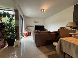 Deze woning is gelegen in een zijstraatje van de Steenweg naar Oudegem (tussen Aalst en Dendermonde). De woning omvat een inkomhal, living met...