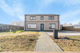 Deze zeer energiezuinige en kwalitatief afgewerkte woning is gelegen aan de rand van Lokeren en bestaat uit een inkomhal, een ruime living met eetplaats, een compleet ingerichte keuken, een berging/wasplaats en een apart toilet. Op het gelijkvloers is een extra kamer aanwezig die perfect kan dienen als bureauruimte. Op de eerste verdieping bevinden zich drie ruime slaapkamers, een badkamer met inloopdouche, dubbel lavabomeubel en toilet en een dressing. Verder beschikt deze woning nog over een garage met laadpaal en een ruime tuin die onderhouden wordt door een robotmaaier. Ramen voorzien van dubbele beglazing. Verwarming op aardgas. Zonnepanelen aanwezig. Geen algemene kosten. E-peil: E68. Aarzel niet en contacteer ons voor een plaatsbezoek aan deze pas gerenoveerde eigendom!