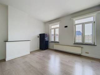 <p><span>Gezellig appartement op topligging Eilandje</span><span><br />Leuk appartement op de 3e verdieping (zonder lift) gelegen aan het Eilandje te Antwerpen. Het appartement biedt een uitzicht op de omgeving en is vlakbij het water, het MAS maar ook openbaar vervoer en de verbindingswegen zijn in de directe buurt aanwezig. Het appartement bestaat uit een lichte woonkamer, een open keuken ingericht met toestellen (kookvuur, dampkap, SMEG ijskast en oven), een ruime slaapkamer (14m²), een badkamer met douche, toilet en lavabo en een berging met aansluiting voor wasmachine en droogkast.</span></p><p><span>Het appartement is instapklaar en volledig nieuw opgeschilderd, kortom een top appartement voor een single of een koppeltje die graag in het bruisende hart van de stad willen wonen. </span></p><p><span>Vaste Kosten: 100€/maand, incl. privé waterverbruik.</span></p><p><span> </span></p>