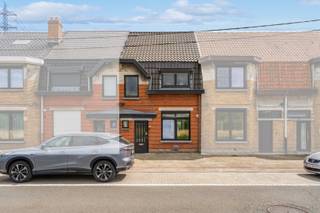 Deze verzorgde gezinswoning bevindt zich in het groene Destelbergen, een gemeente die rust en bereikbaarheid perfect combineert. Dankzij de vlotte verbinding naar Gent en de E17 zijn zowel het stadscentrum als de omliggende gemeenten snel bereikbaar. Scholen, winkels en openbaar vervoer bevinden zich bovendien op wandel- en fietsafstand, waardoor deze locatie bijzonder aantrekkelijk is voor gezinnen en pendelaars.<br /><br />Bij het betreden van de woning komt u binnen in de gezellige eetkamer, die aansluit op de uitgeruste keuken. Deze is voorzien van een gaskookplaat, ingebouwde oven en combi-microgolfoven. Achteraan bevindt zich de lichtrijke leefruimte, die dankzij de grote schuifdeur uitgeeft op de ruime tuin. Op het gelijkvloers vindt u eveneens de badkamer, uitgerust met een inloopdouche en toilet.<br /><br />Op de eerste verdieping bevinden zich twee volwaardige slaapkamers, die elk voldoende ruimte bieden voor een comfortabel slaap- of kinderkamer.<br /><br />De opvallend diepe, zonnige tuin vormt zonder twijfel een van de grootste troeven van deze woning. Hier geniet u in alle rust van het buitenleven, met voldoende plaats voor een ruim terras, een speelzone voor kinderen, een moestuin of een tuinhuis. Het is de ideale plek om te ontspannen of gezellige momenten door te brengen met familie en vrienden.<br /><br />Deze instapklare woning is de ideale keuze voor starters, jonge gezinnen of wie op zoek is naar een verzorgde woning met een ruime tuin op een gunstige locatie, vlak bij Gent.<br /><br /><strong>Pluspunten</strong>
<ul>
<li>Instapklare en verzorgde afwerking</li>
<li>Diepe, zonnige tuin met terras</li>
<li>Uitgeruste keuken</li>
<li>Rustige ligging met vlotte verbinding naar Gent en de E17</li>
</ul>
Heeft u interesse in dit pand? Neem snel contact op via het nummer 0484 14 96 86 of info@oko.immo
