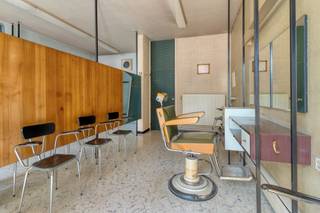<h3><span>Ruimte, mogelijkheden en een locatie die altijd aantrekkelijk blijft</span></h3>
<p><span>Sommige woningen vallen op door hun afwerking, andere door hun potentieel. Deze eigendom combineert vooral ruimte, een uitzonderlijk centrale ligging en een indeling die klaar is voor een nieuwe invulling.</span></p>
<p><span>Met een bewoonbare oppervlakte van 227 m², een handelsruimte van ongeveer 40 m², drie slaapkamers, een garage en een ruime tuin beschikt deze woning over alle noodzakelijke ingrediënten voor comfortabel wonen. De bestaande ruimtes zijn royaal opgevat en laten toe om een eigentijdse woning te creëren die volledig aansluit bij uw eigen woonstijl.</span></p>
<p><span>De leefruimte en keuken vormen vandaag de basis van de woning, terwijl de handelsruimte aan de voorzijde tal van mogelijkheden opent voor zelfstandigen, vrije beroepen of wie behoefte heeft aan een extra werk- of hobbyruimte.</span></p>
<p><span>Op de verdieping bevinden zich drie slaapkamers en een badkamer. De indeling maakt het mogelijk om de woning stap voor stap te moderniseren en tegelijkertijd haar karakter en ruimtegevoel te behouden.</span></p>
<p><span>De zuidwestgerichte tuin vormt een aangename buitenruimte waar u op elk moment van de dag kunt genieten van zon en rust. Een plek waar kinderen kunnen spelen, waar tuinliefhebbers zich kunnen uitleven of waar u simpelweg kunt ontspannen.</span></p>
<p><span>De woning vraagt renovatie, maar precies daarin schuilt de meerwaarde. U krijgt de kans om een woning met stevige basis volledig naar eigen smaak en hedendaagse normen vorm te geven.</span></p>
<p><span>Een eigendom voor wie verder kijkt dan vandaag en de mogelijkheden van morgen ziet.</span></p>