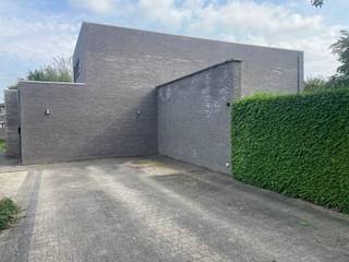 <h2>Prachtige villa te huur op ruim perceel .</h2>
<p>Op zoek naar een ruime en comfortabele villa met een grote tuin, veel bergruimte en een uitstekende woonkwaliteit? Deze prachtige villa biedt een combinatie van <strong>ruimte, comfort en rust</strong>, zowel binnen als buiten.</p>
<p>De woning heeft een <strong>bewoonbare oppervlakte van ca. 184 m²</strong> en is gelegen op een royaal perceel . De ruime tuin biedt volop mogelijkheden om heerlijk te genieten van het buitenleven, te ontspannen of gezellig samen te zijn met familie en vrienden.</p>
<p>De villa beschikt over <strong>3 ruime slaapkamers</strong>, voorzien van <strong>rolluiken</strong>, en biedt dankzij de vele <strong>ingemaakte kasten</strong> bijzonder veel praktische opbergruimte.</p>
<p><strong>De gezellige woonkamer beschikt over een sfeervolle gashaard en een prachtige parketvloer, wat zorgt voor een warme en aangename leefomgeving</strong>. De ruime leefruimtes zorgen voor een aangenaam en comfortabel gevoel. De woonkamer en slaapkamers hebben airconditioning en in de woonkamer bevindt zich een gezellige haardvu</p>
<p>De badkamer is stijlvol ingericht en beschikt over een <strong>ruim badkamermeubel</strong>, een prachtige <strong>inloopdouche</strong> en een toilet. Daarnaast bevindt zich nog een <strong>apart toilet</strong> in de woning.</p>
<p>De <strong>ruime keuken</strong> is praktisch ingericht en voorzien van een <strong>combi-oven, koelkast en diepvries</strong>. Aansluitend is er een <strong>ruime berging</strong>, ideaal voor extra opslag en huishoudelijke voorzieningen.</p>
<p>Ook aan energiezuinigheid is gedacht: de woning beschikt over <strong>zonnepanelen</strong>.</p>
<p></p>